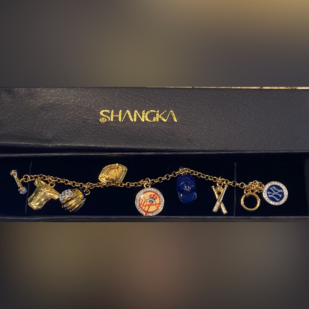 New in Box! Danbury Mint New York Yankees charm bracelet! Rare!